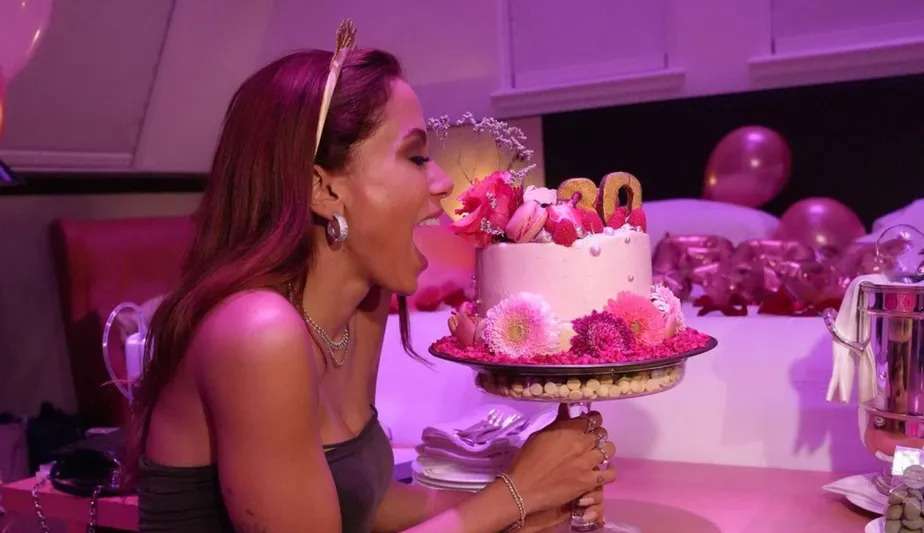 Anitta posta foto da infância para celebrar seus 30 anos