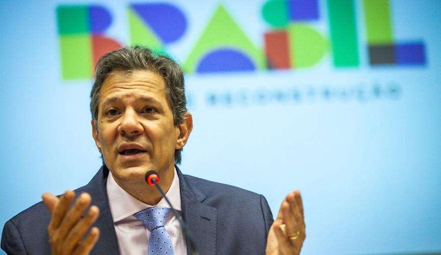 Governo analisa limitar juros do cartão de crédito