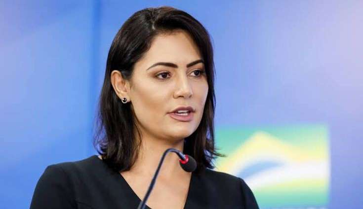 Michelle Bolsonaro comete gafe em reunião após o retorno do ex-presidente ao Brasil
