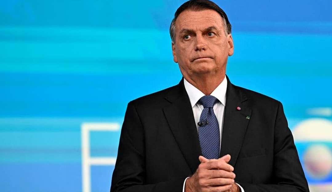 Ex-presidente Bolsonaro entrega 3º kit de joias na véspera de depoimento à PF