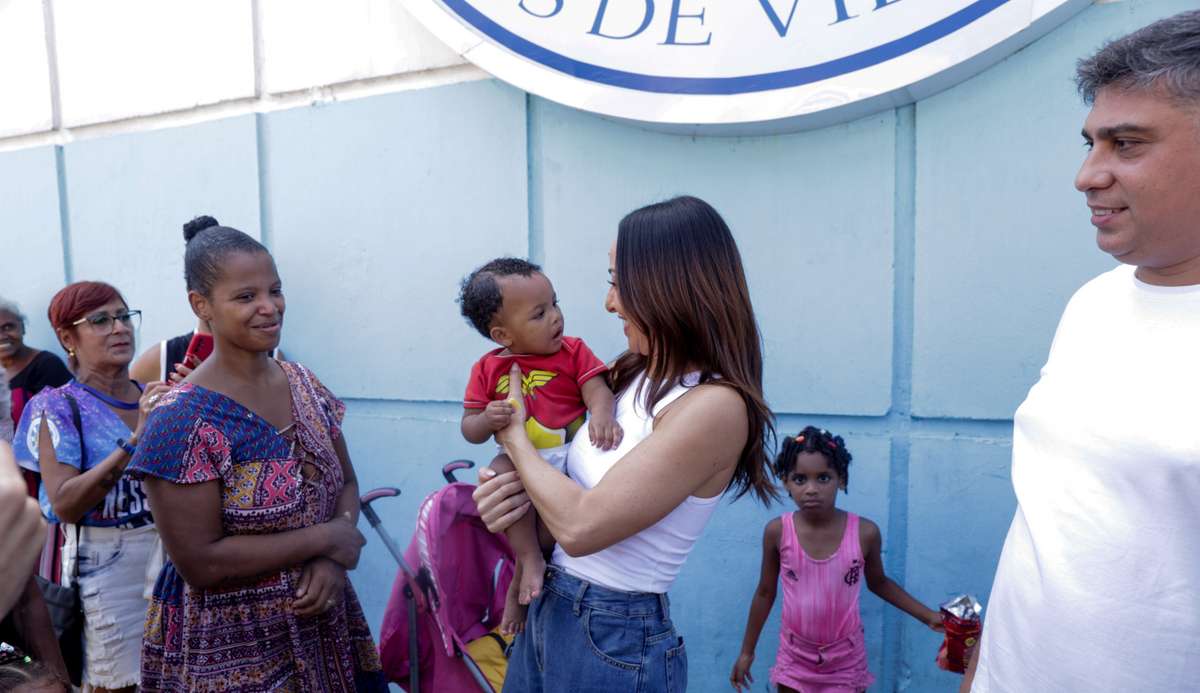Sabrina Sato doa cestas básicas durante comemoração dos 77 anos da agremiação Vila Isabel