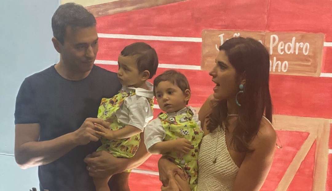 Andréia Sadi comemora 2 anos dos filhos gêmeos