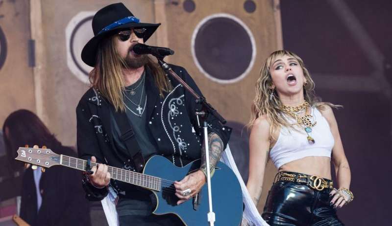 Em acontecimento extraordinário, Miley Cyrus e seu pai, Billy Ray, podem ser indicados ao Grammy