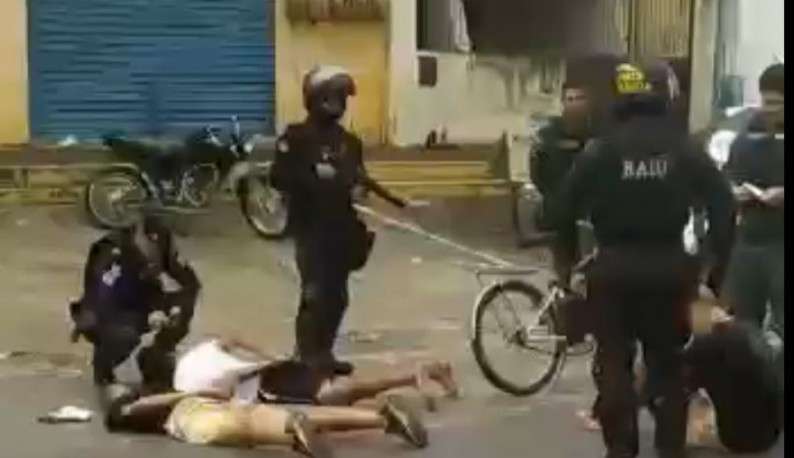 Criminoso desmaiado foi carregado em moto após atropelamento em Fortaleza