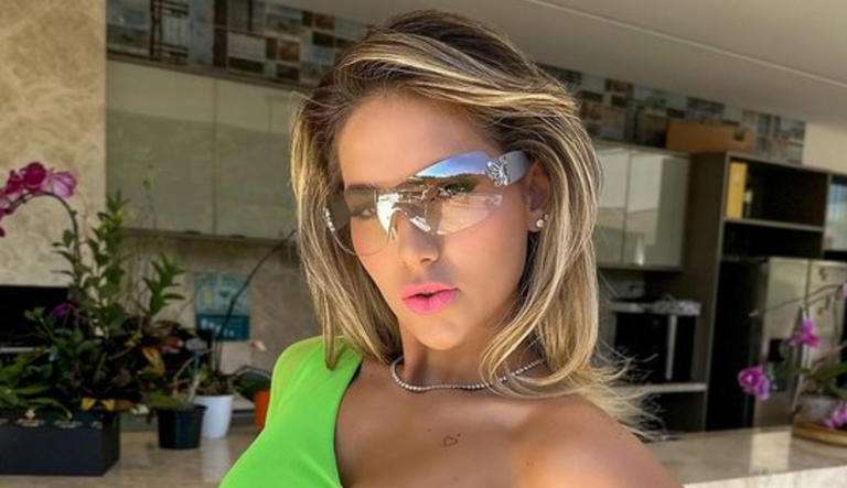 Virginia divide opniões após usar look neon em casamento