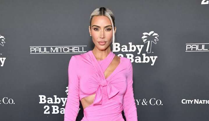 Kim Kardashian recebe críticas do uso exagerado do Photoshop