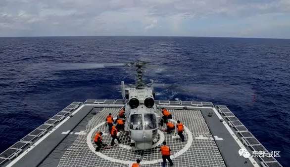 Navio de guerra norte-americano navega próximo ao estreito de Taiwan