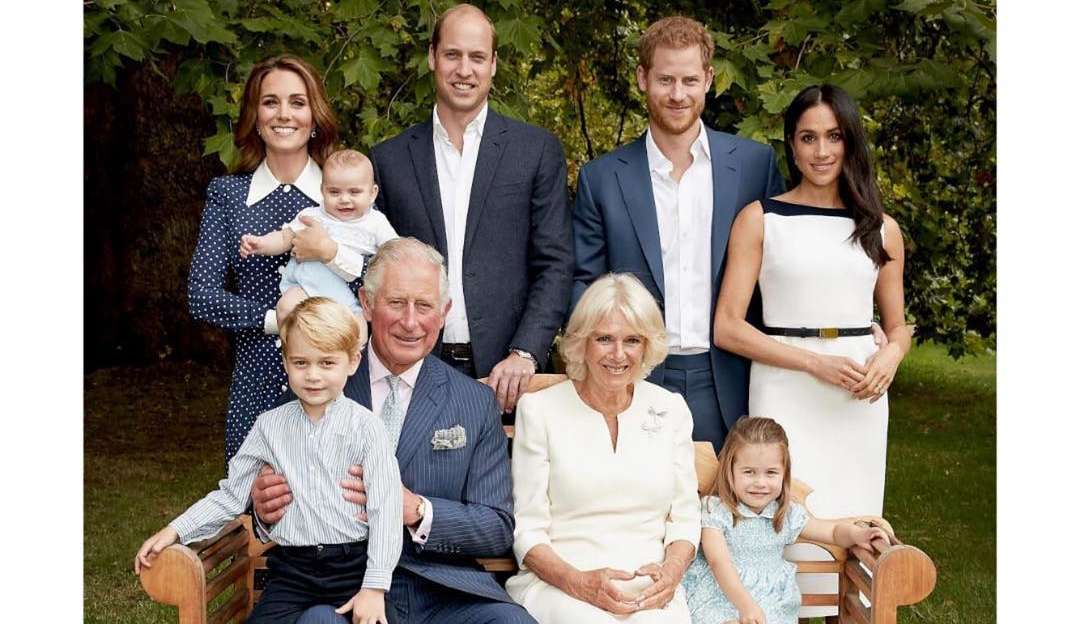 Foto de Harry e Megan é adicionada no programa oficial da coroação do Rei Charles III