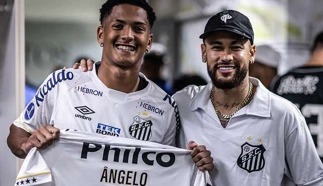 Atacante Ângelo Gabriel se emociona com visita de Neymar a Vila Belmiro