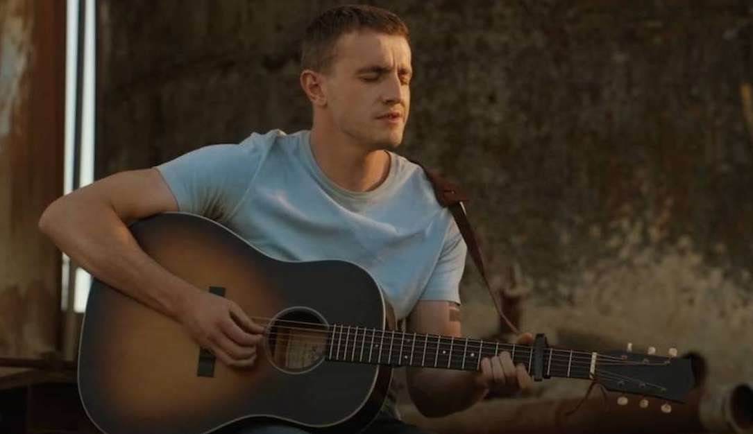 Paul Mescal surpreende em clipe de “Slip Away”