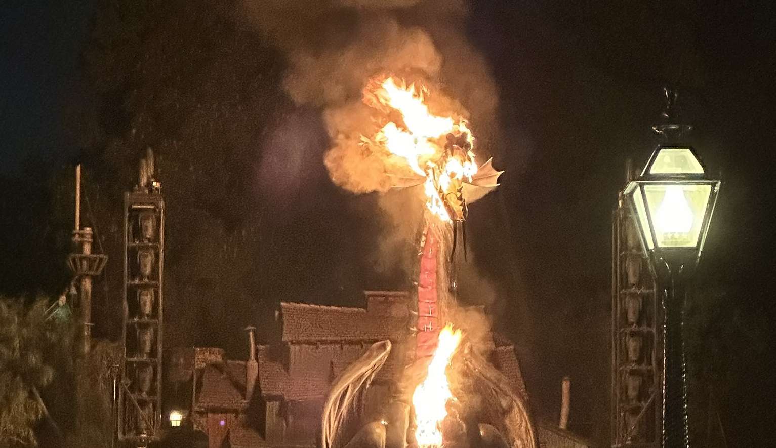 Dragão de dez metros pega fogo em parque da Disney