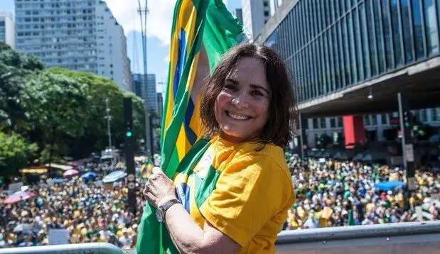 Instagram volta a advertir Regina Duarte por publicar fake news