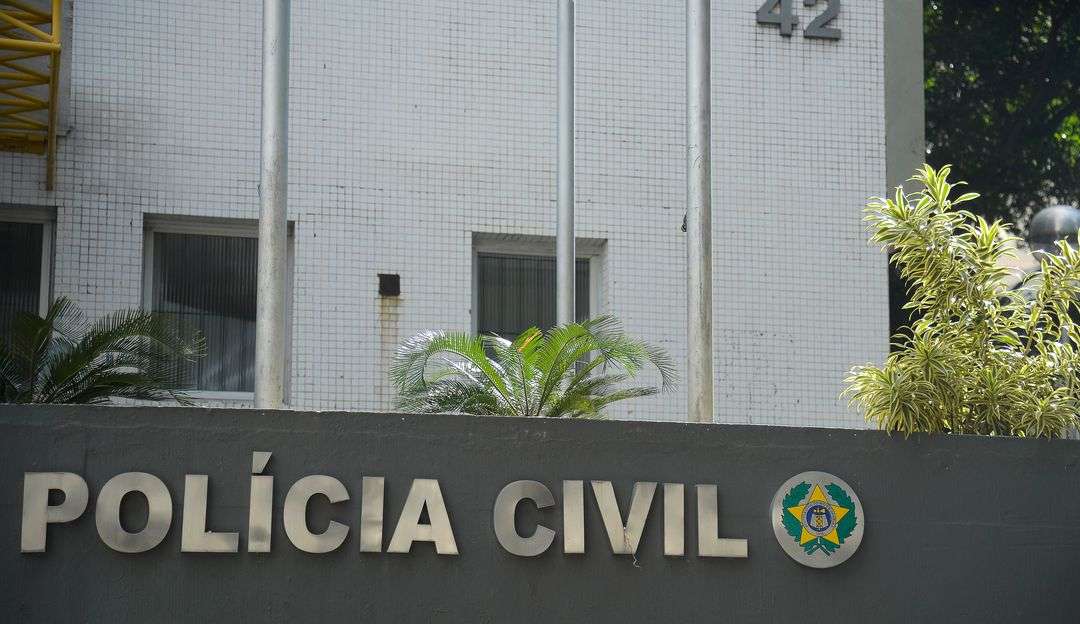 Entregadora agredida por ex-atleta presta depoimento e se entrega por outro crime