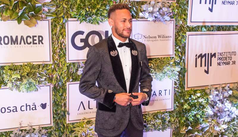Neymar promove leilão beneficente com camisa autografada pelo Rei Pelé