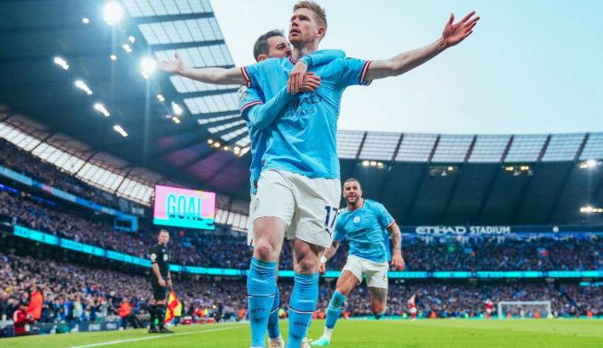 Manchester City goleia Arsenal e fica mais próximo da liderança da Premier League