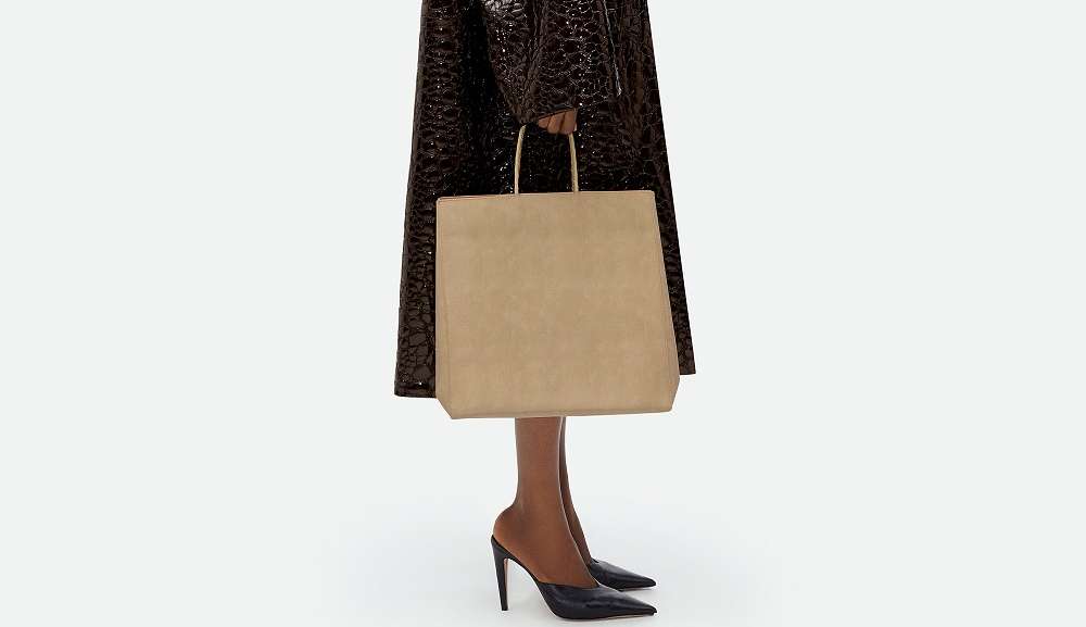 Bottega Veneta eleva nível do trompe l”oeil com sacola de couro que imita papel