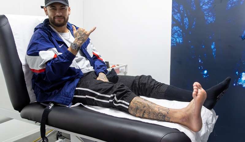 Neymar retorna a Paris e retira imobilização do tornozelo