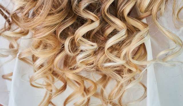 A diferença entre babyliss e modelador para fazer cachos nos cabelos