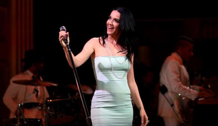 Katy Perry brilha ao cantar sucessos em show na Tiffany