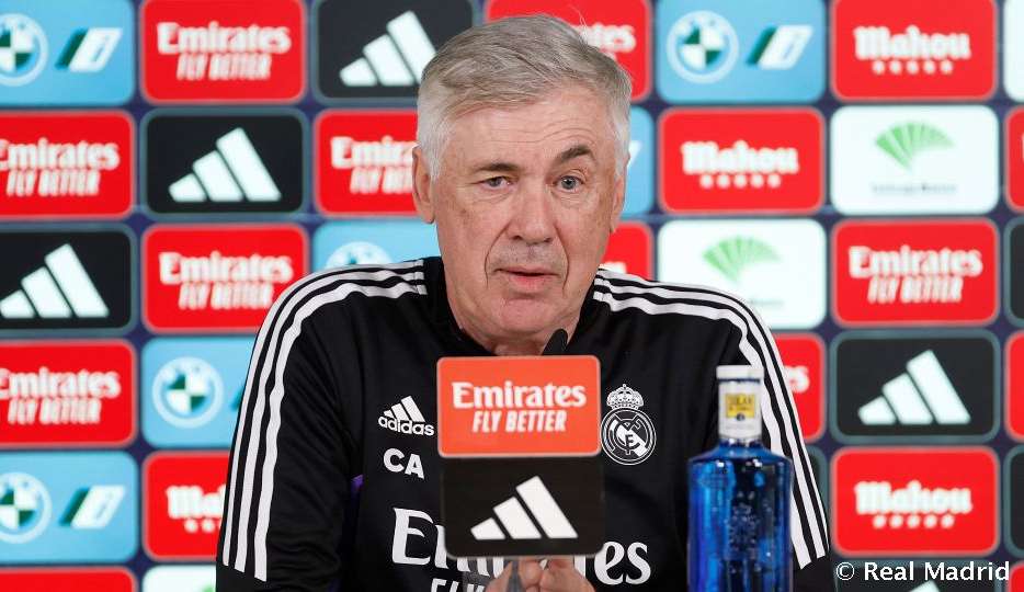 Carlo Ancelotti critica o excesso de faltas contra Vini Jr.