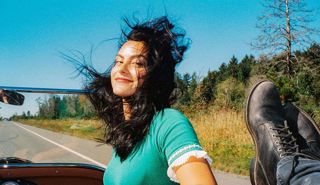 Camila Mendes revela sofrer de transtorno que a faz machucar a própria pele