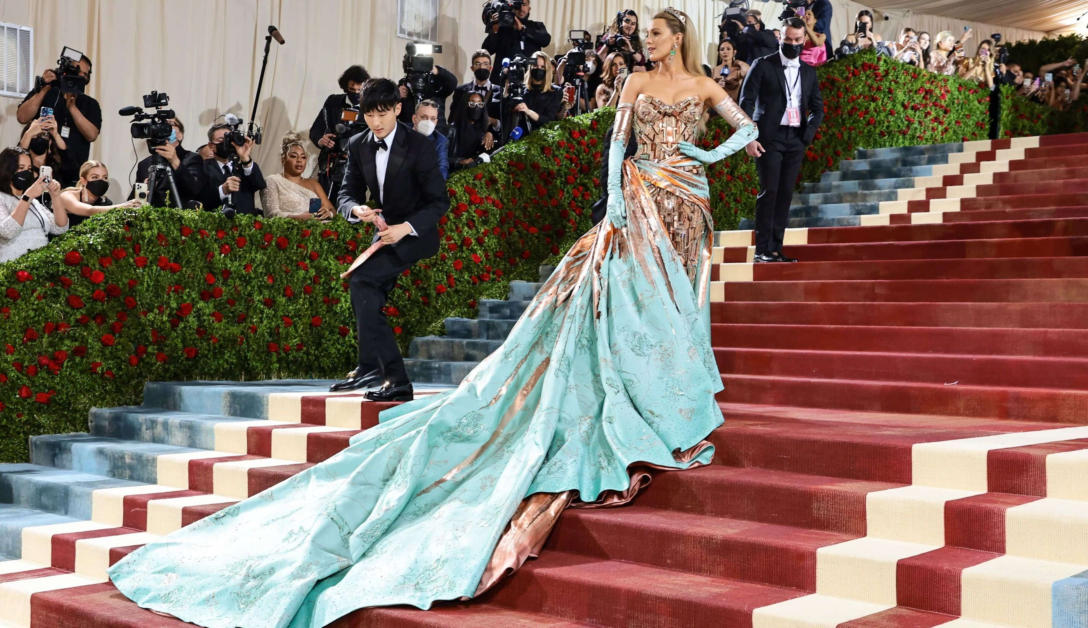 Blake Lively brinca com ausência no “Met Gala”