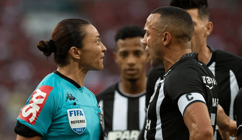 Árbrita Edina Maia é  criticada pelo Botafogo após o clássico