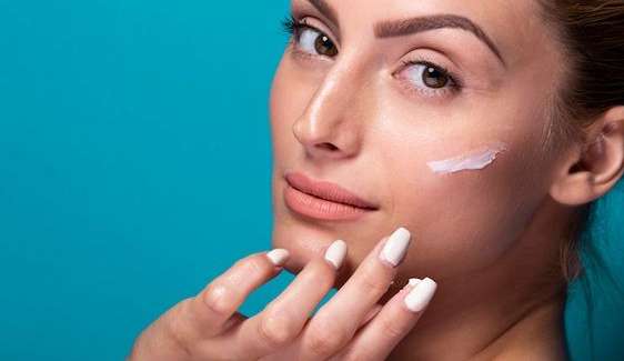 Dicas de hidratantes faciais para aplicar no rosto durante o frio