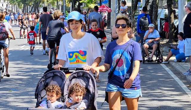 Nanda Costa e sua esposa fazem passeio com as filhas no Rio