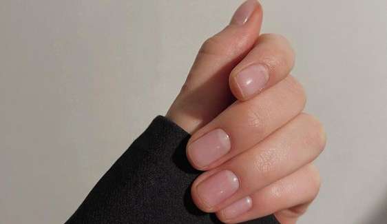 Nova trend de unhas minimalistas são chamados de Lip Gloss