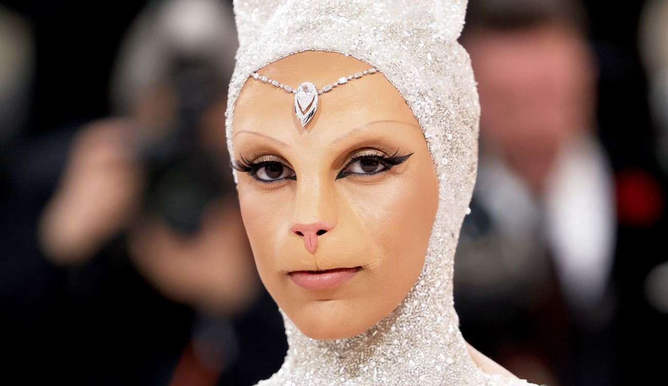 Doja Cat homenageia gata de Karl Lagerfeld no MET Gala