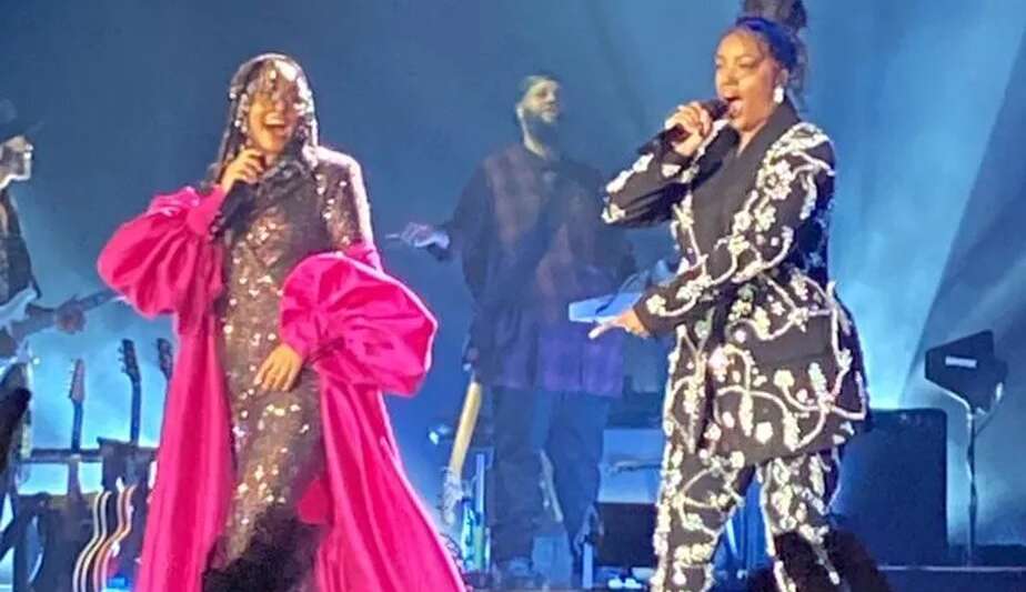 Iza teve participação marcante em show de Alicia Keys