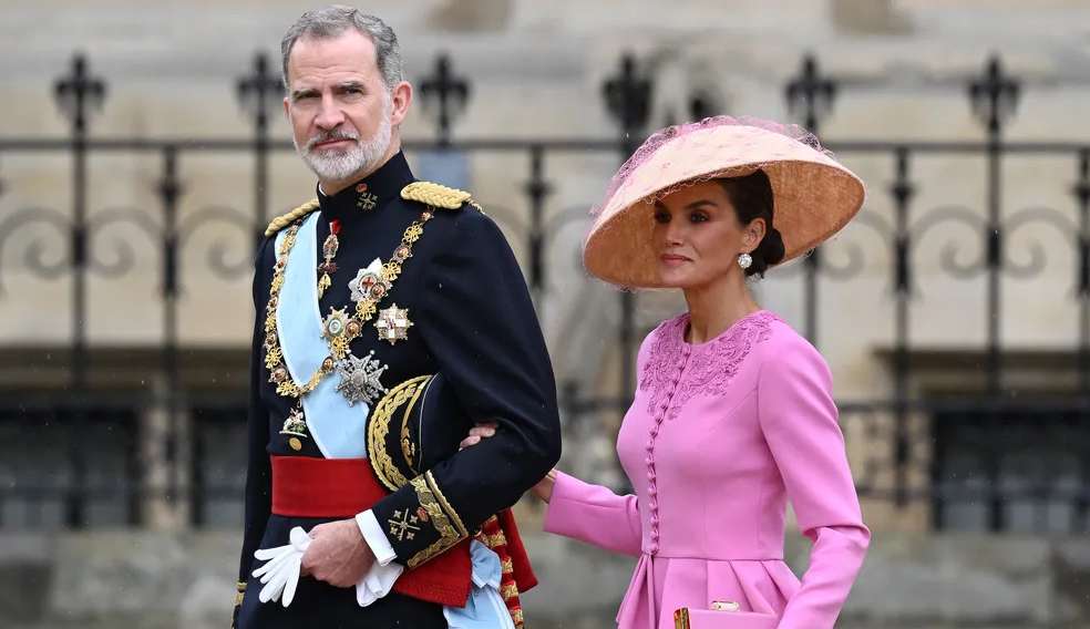Coroação do Rei Charles III conta com realezas e os famosos chapéus