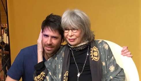 João Lee homenageia a mãe por meio de sua rede social