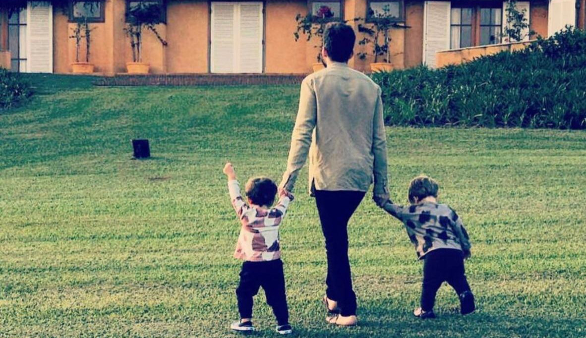 Montagem de Paulo Gustavo em foto de Thales Bretas e filhos emociona a web