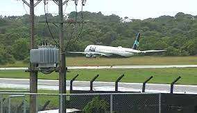 Ao tentar pousar na pista, avião ultrapassa limite e para em área de matagal