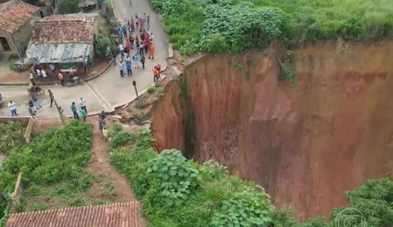 Casa é destruída por cratera voçoroca no Maranhão; entenda o fenômeno