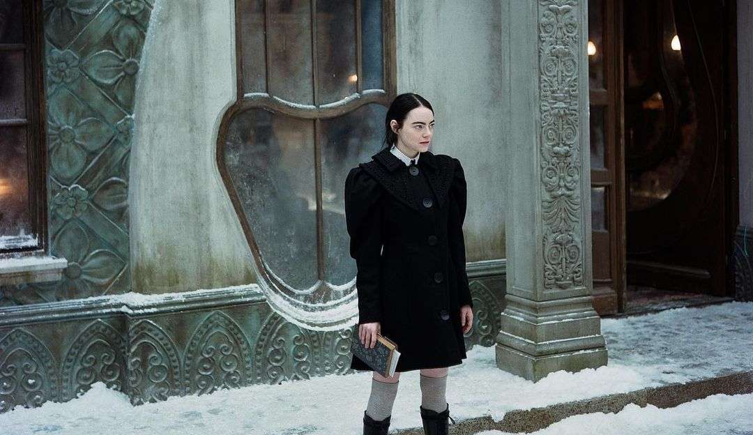 Emma Stone vive versão feminina de Frankentein em Poor Things