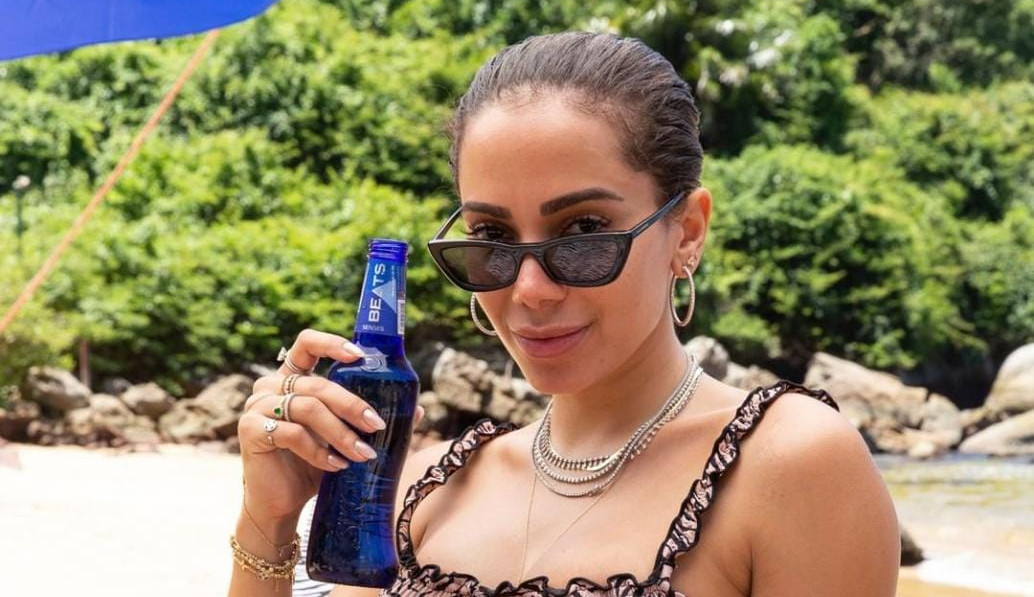 Anitta fala sobre saudades de fazer festa e sobre namoro