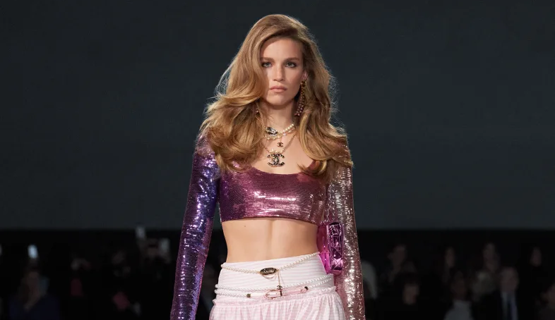Chanel une escova modelada retrô e “barbiecore” em nova coleção