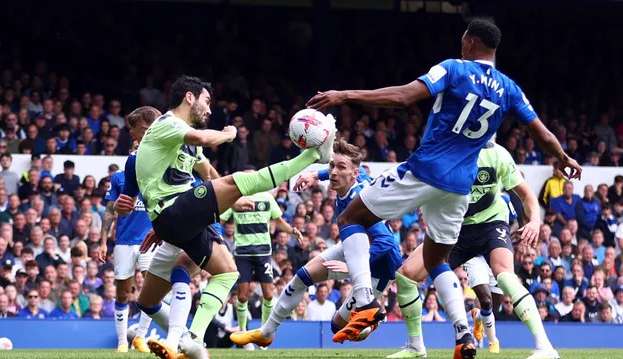 Manchester City vence e fica mais perto do título inglês
