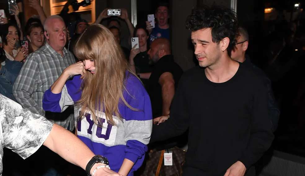 Taylor Swift e Matty Healy são flagrados saindo de estúdio juntos
