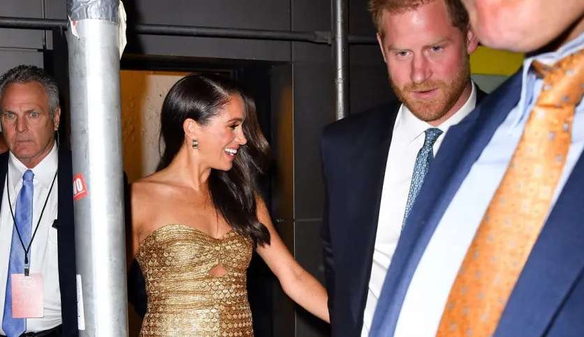 Família Real não demostra preocupação com Harry e Meghan após perseguição