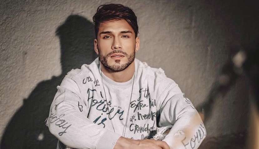 Lucas Viana tem carro atingido por tiros ao reagir a um assalto