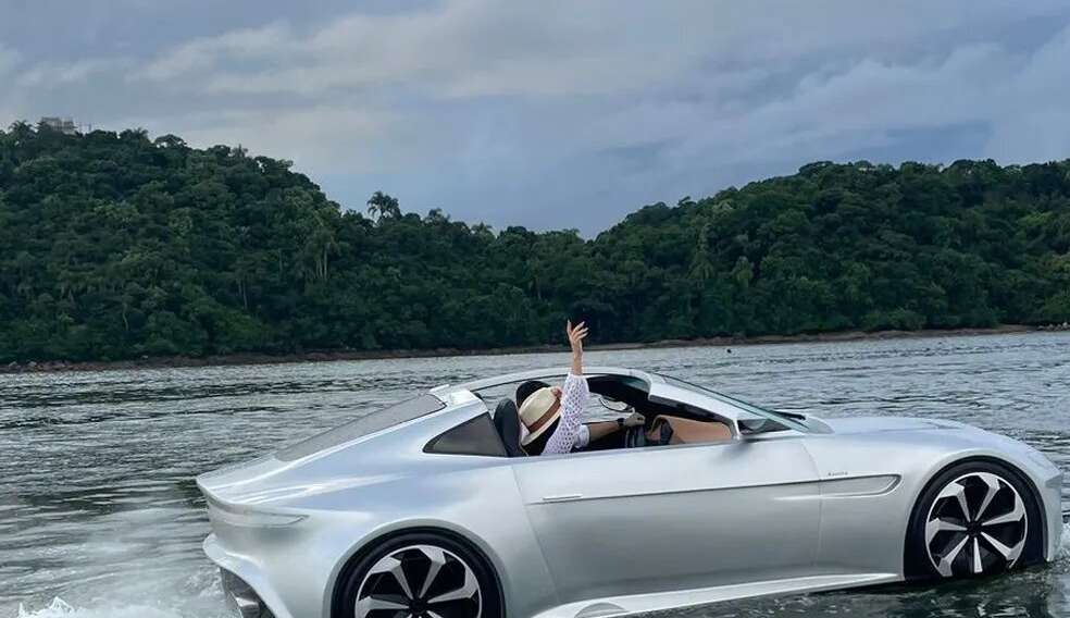 Seacar Vehigh, realiza test drive de carro de luxo que anda sobre a água