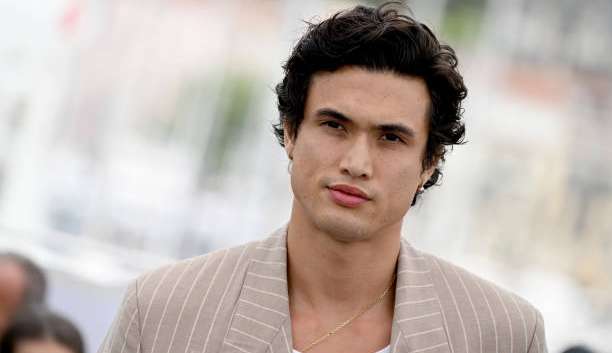 Charles Melton é aclamado por atuação em “May December” pelos críticos de Cannes 2023
