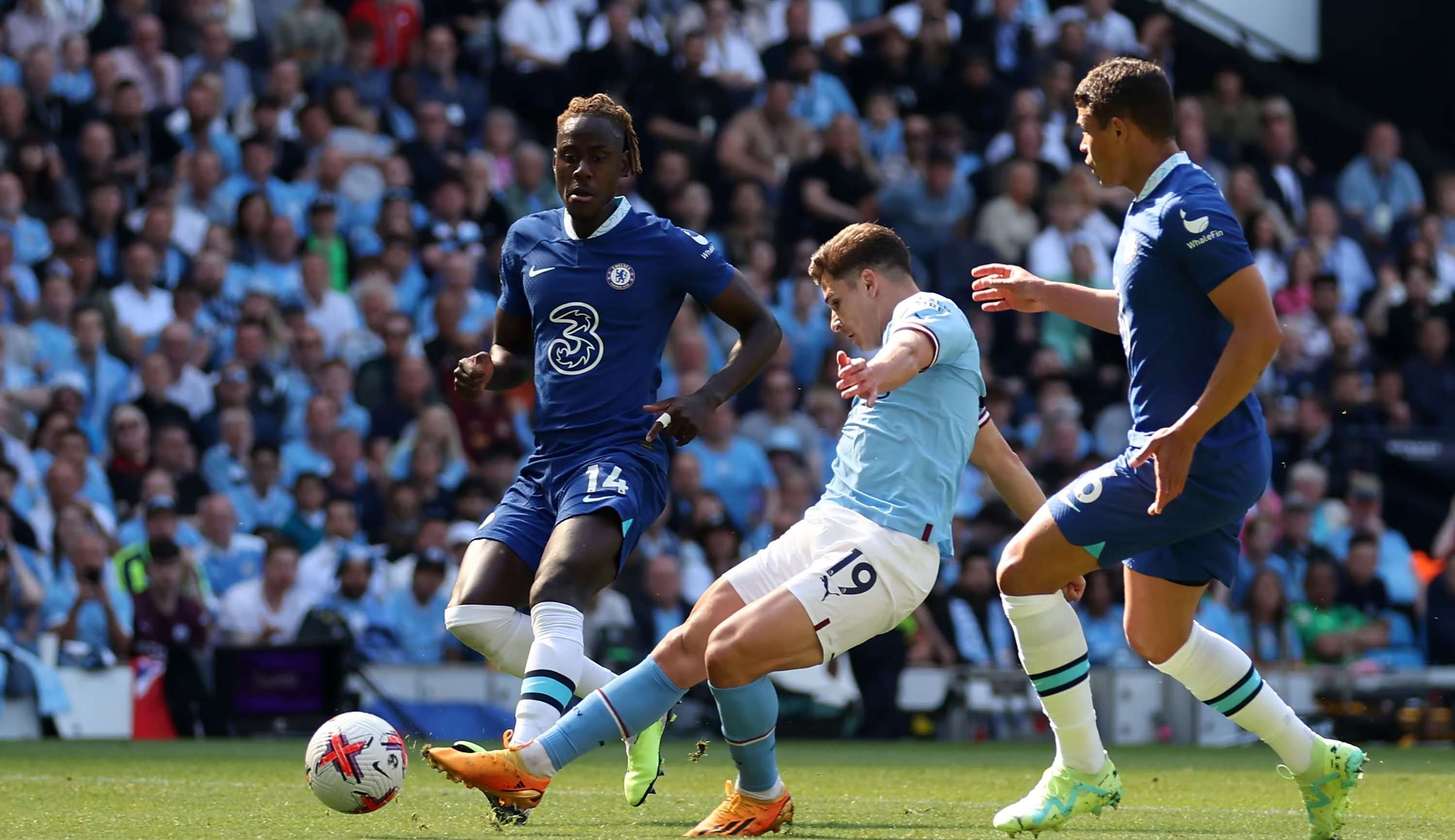 Manchester City vence Chelsea e faz festa de tricampeão na Premier League