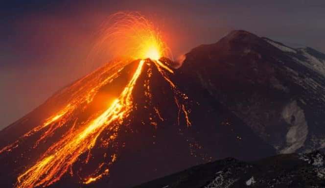 Vulcão Etna entra em erupção e voos em Catânia são cancelados