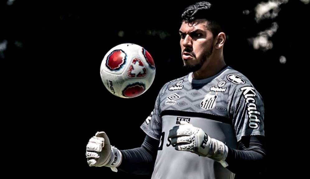 João Paulo comemora sequência de jogos sem sofrer gols pelo Santos