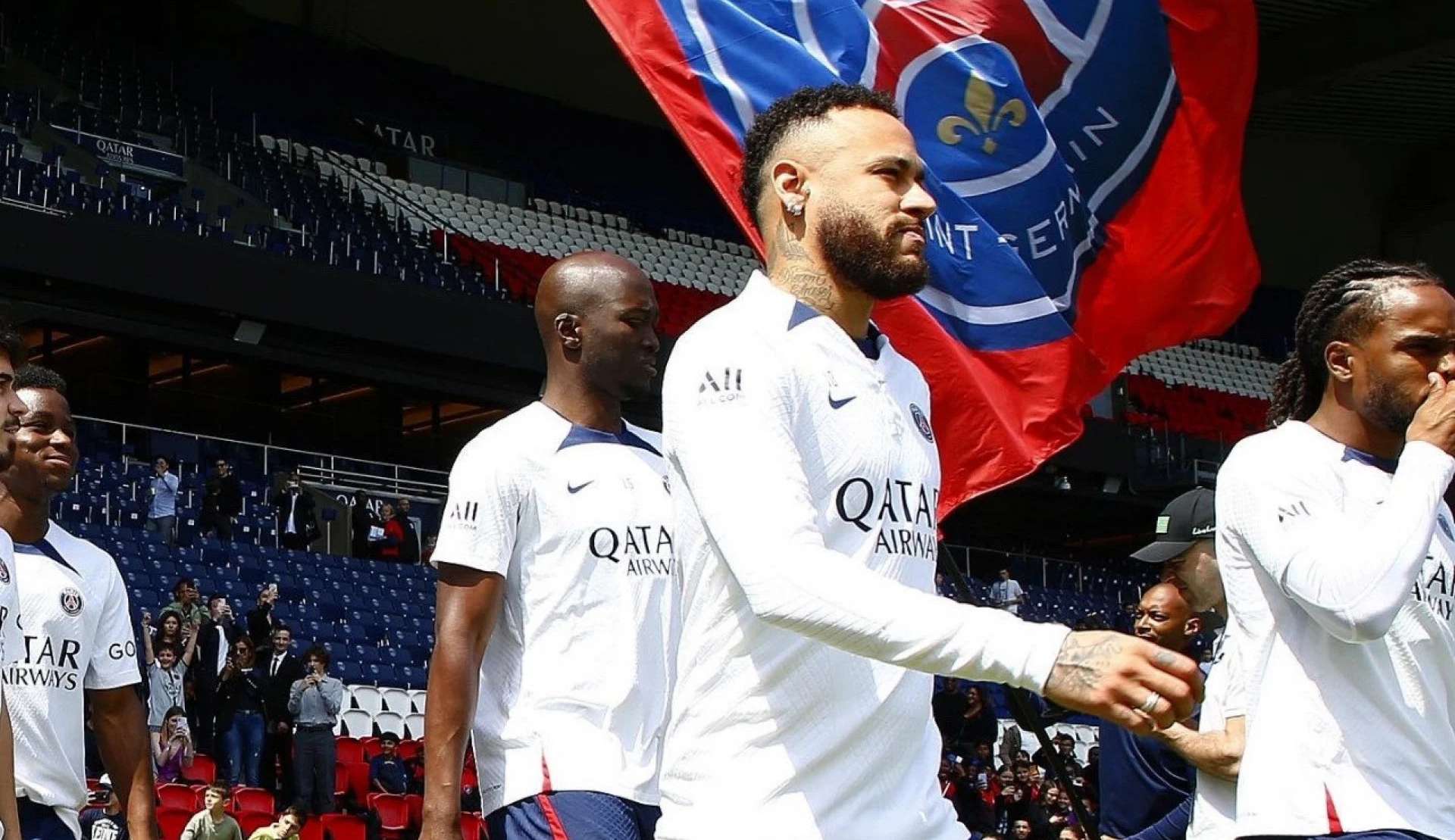 Neymar visita treino aberto para crianças promovido pelo PSG